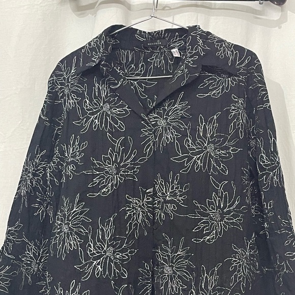 Tops - Stylish Black Thread Work Shirt in Size M
Size M
Excellent Fabric